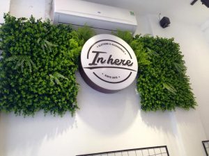 Cỏ nhân tạo làm bảng hiệu