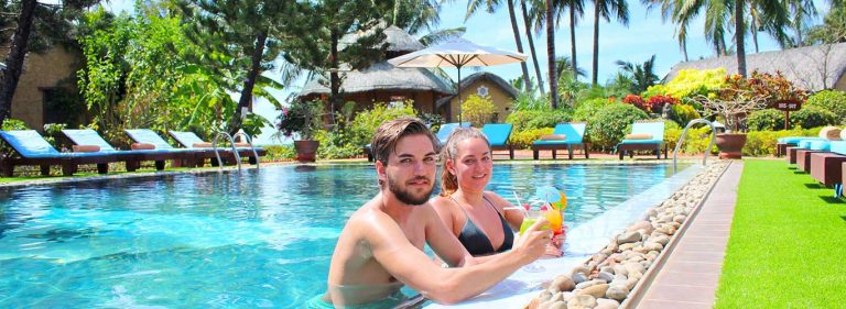 Cỏ nhân tạo trang trí hồ bơi ở Phan Thiết