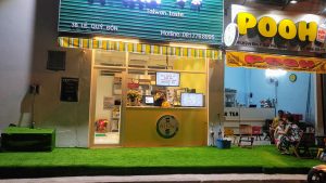 Trang trí quán trà sữa đẹp 2020 sử dụng thảm cỏ nhân tạo