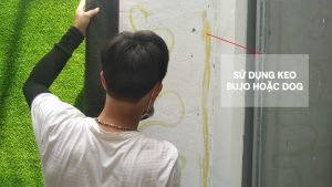 Dán thảm cỏ nhân tạo lên tường