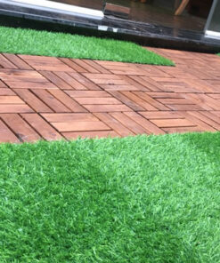 tấm vỉ cỏ nhân tạo lót sàn kết hợp với gỗ