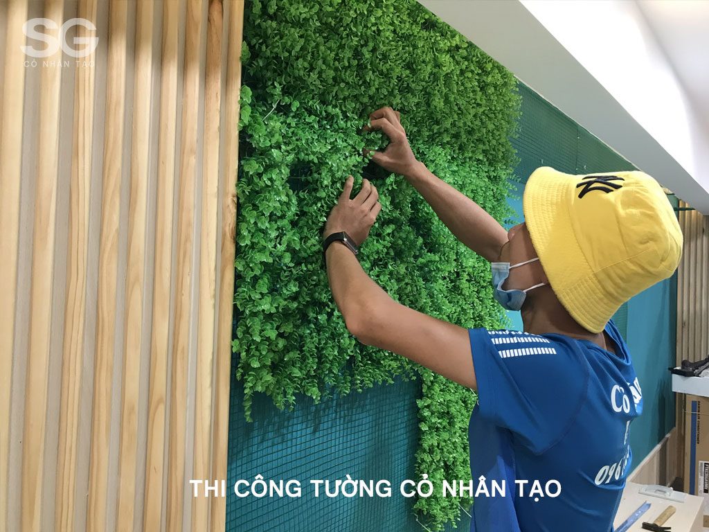 Cách thi công thi công tường cây giả giá rẻ 6 Cách thi công cỏ nhân tạo lên tường, cỏ nhân tạo dán tường, tường cây giả