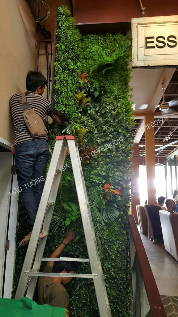 Mẫu tường cây giả đẹp trang trí cửa hàng