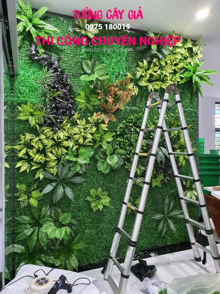 Thi công tường cây giả đẹp