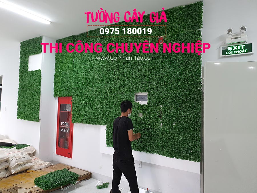 Thi công tường cây giả đẹp