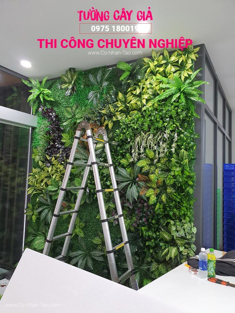 Thi công tường cây giả đẹp