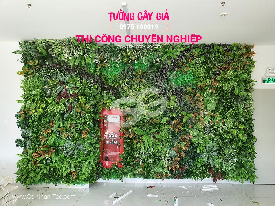 Thi công tường cây giả đẹp