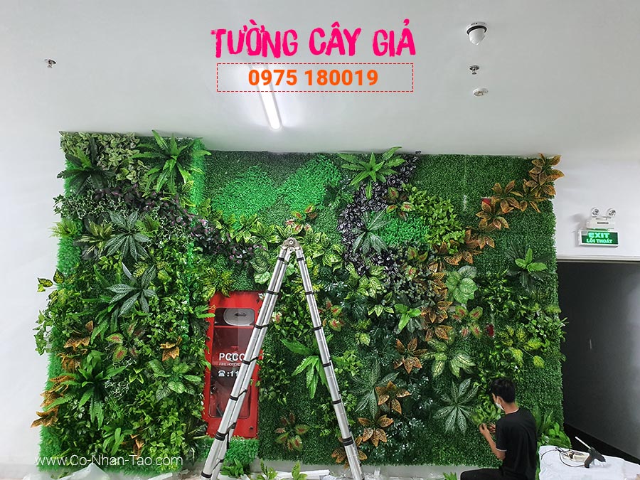 Thi công tường cây giả đẹp