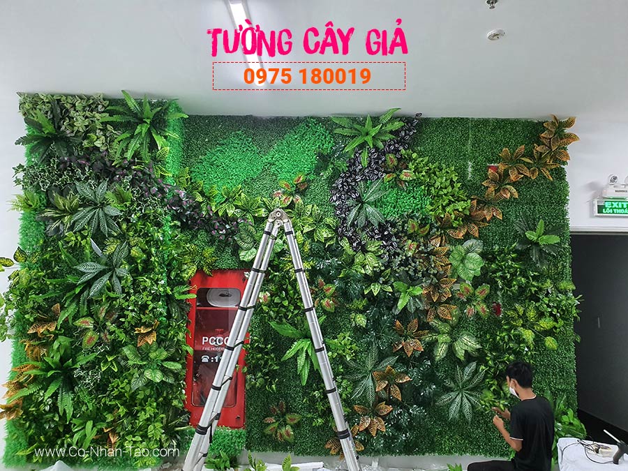 Thi công tường cây giả đẹp