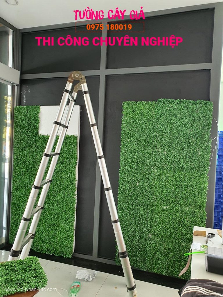 Thi công tường cây giả đẹp