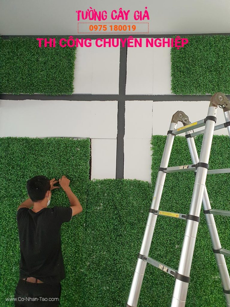 Thi công tường cây giả đẹp