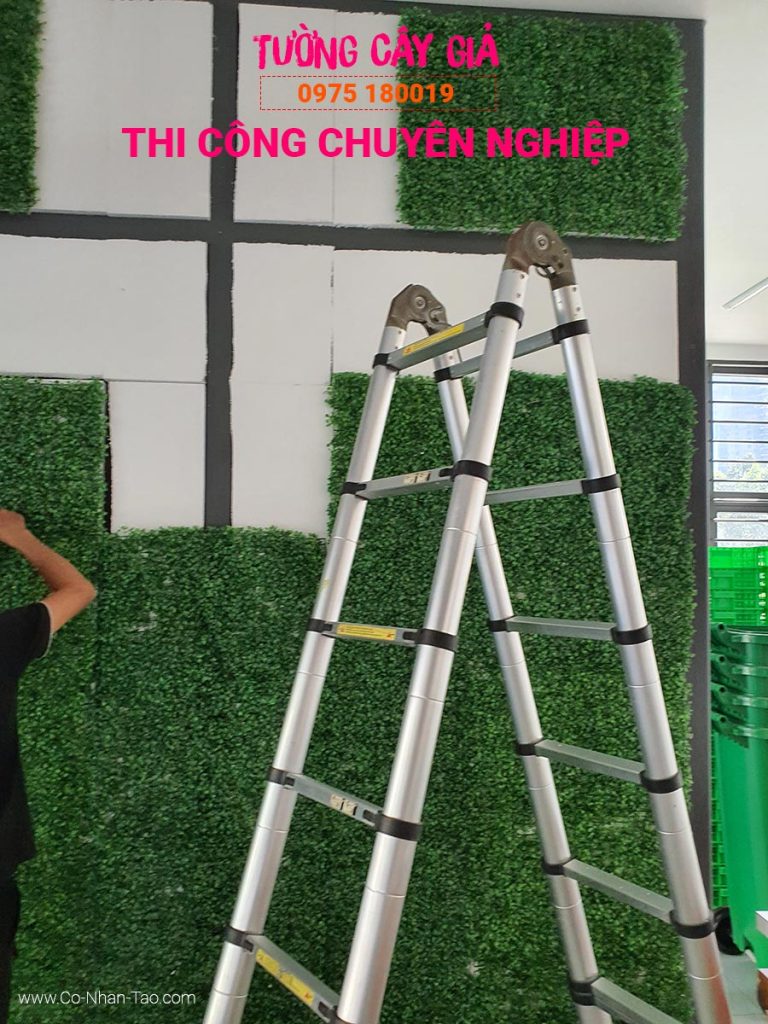 Thi công tường cây giả đẹp