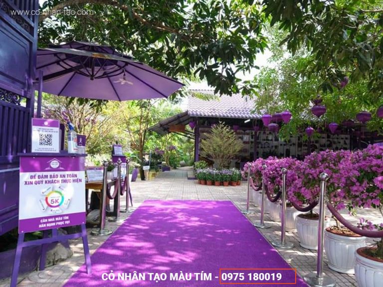 Thảm cỏ nhân tạo màu tím trang trí