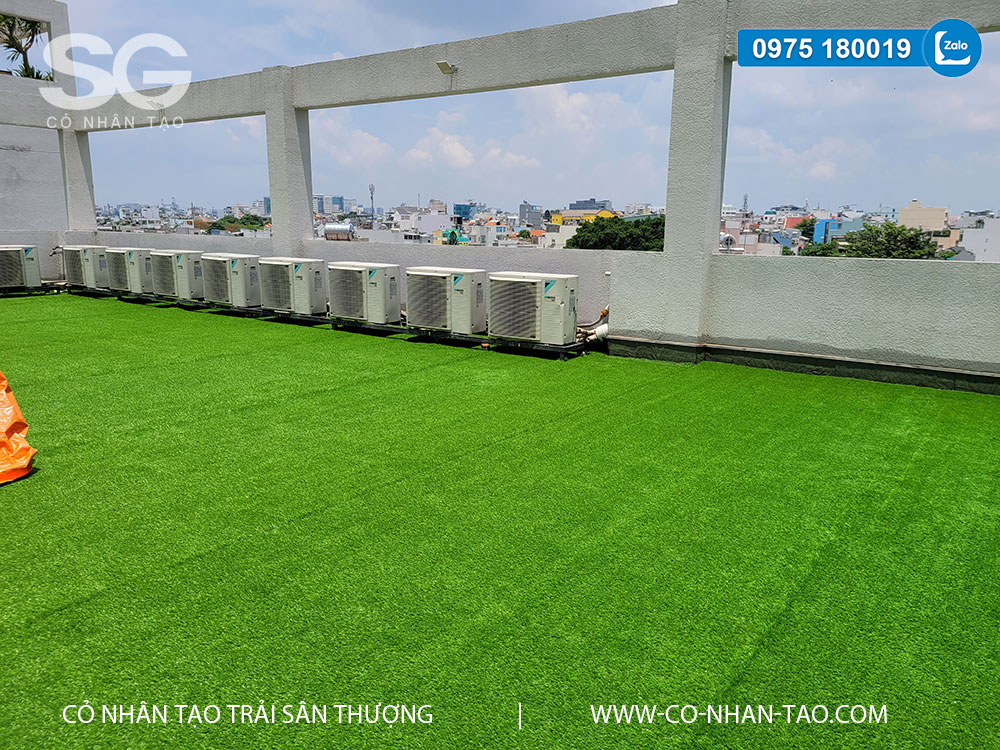 Cỏ nhân tạo trải sân thượng tòa nhà Color Man 5 co trai san thuong 4