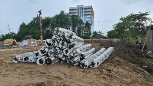 Tập kết vật tư sân bóng cho trường ĐH Kinh Tế HCM