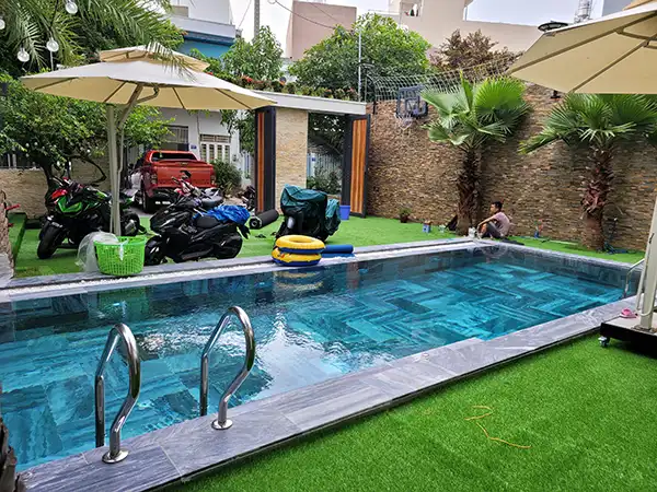 Cỏ nhân tạo trải hồ bơi cho Biệt thự quận 12