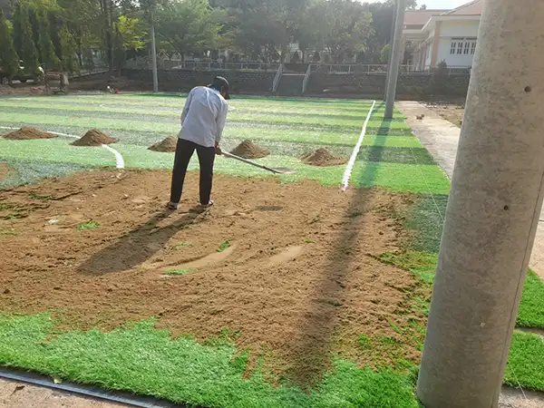 Ra lớp cát cho sân cỏ nhân tạo