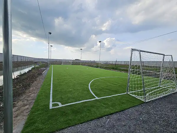 Cỏ nhân tạo làm sân bóng đá mini gia đình