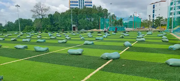 Làm sân cỏ nhân tạo cho trường ĐH Kinh Tế Hồ Chí Minh