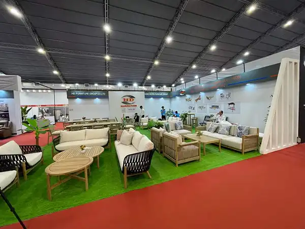 Thảm cỏ nhân tạo trai sàn trưng bày sản phẩm tại showroom