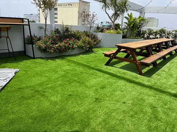 Cỏ nhân tạo lót sàn sân thượng
