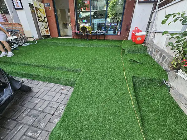 Cỏ nhân tạo trải hiên trước quán/cửa hàng/shop/văn phòng