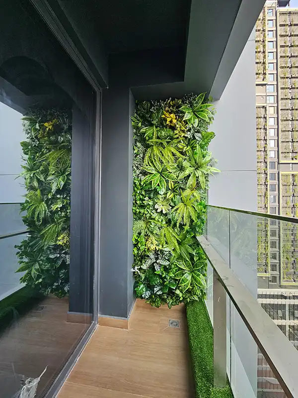 Tường cây giả trang trí ban công chung cư