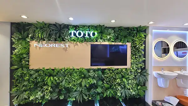 Tường cây giả trang trí showroom TOTO