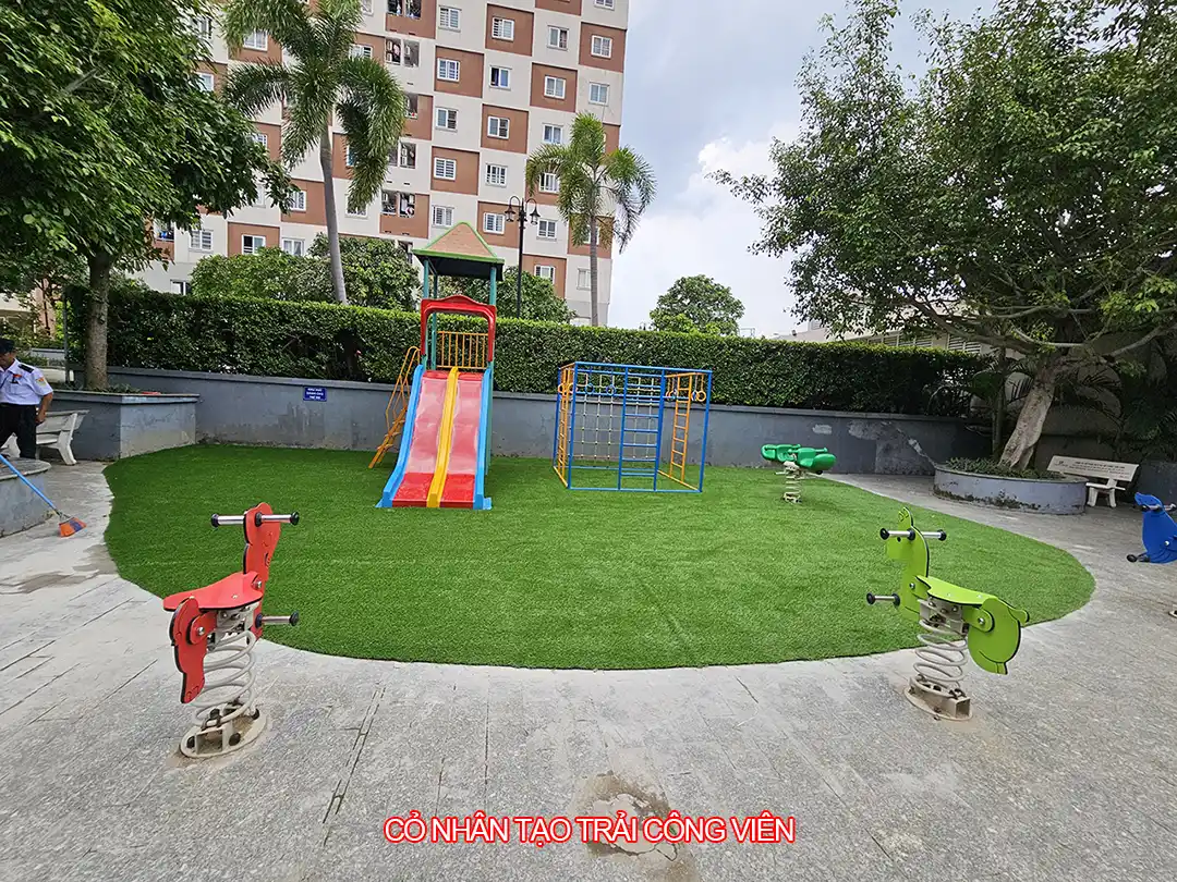 Cỏ nhân tạo trải công viên chung cư Tam Phú, Thủ Đức