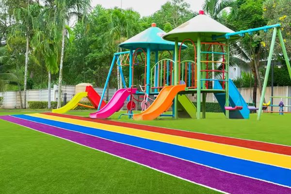Cỏ nhân tạo màu sắc trang trí sân chơi