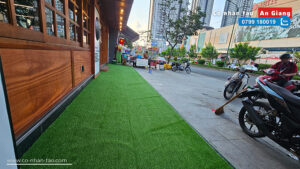 Trang trí quán bằng cỏ nhân tạo ở An Giang